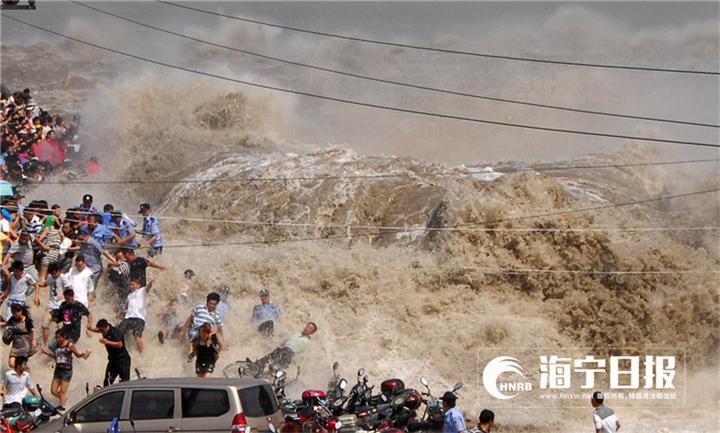 拍钱塘江大潮遭巨浪瞬间吞没,为了拍照被潮水冲走身亡