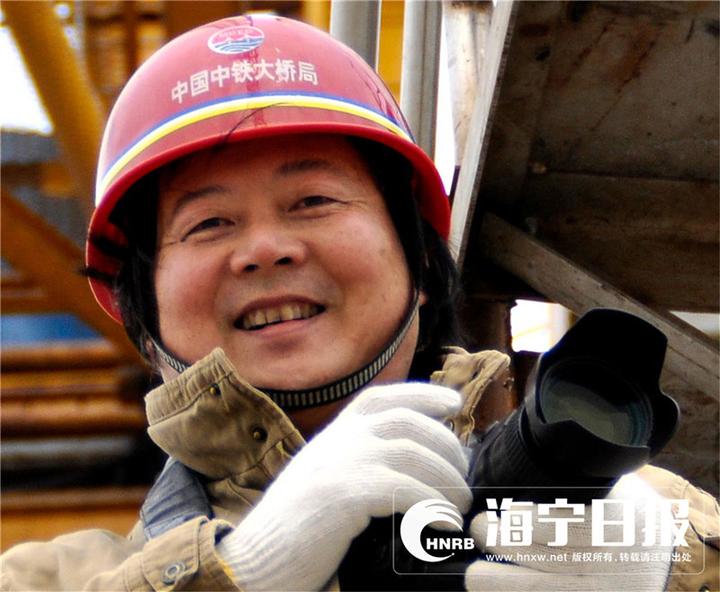 拍钱塘江大潮遭巨浪瞬间吞没,为了拍照被潮水冲走身亡