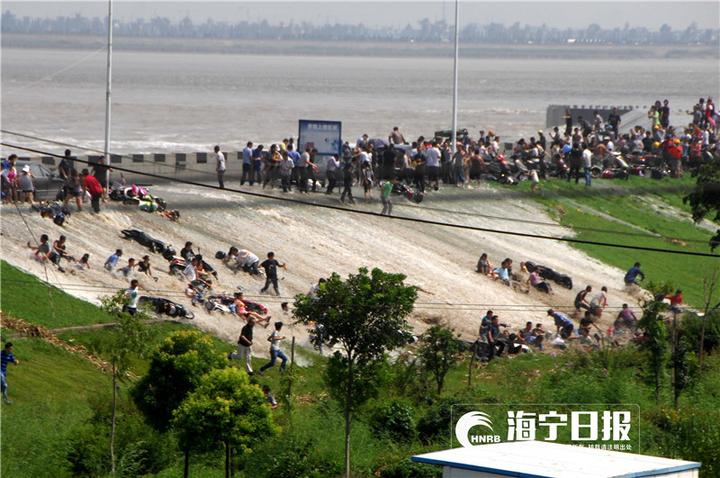 拍钱塘江大潮遭巨浪瞬间吞没,为了拍照被潮水冲走身亡