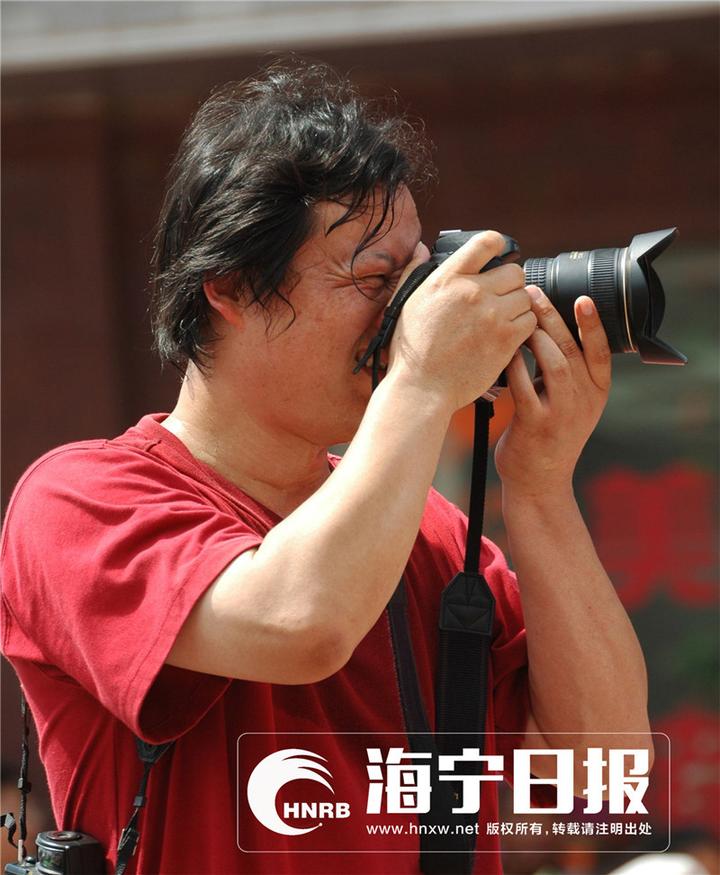 拍钱塘江大潮遭巨浪瞬间吞没,为了拍照被潮水冲走身亡