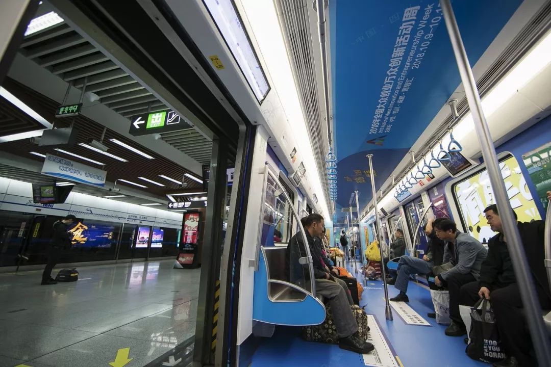 满车都是“胖哒”！想看哇？”蓉蓉号”地铁专列今起开行
