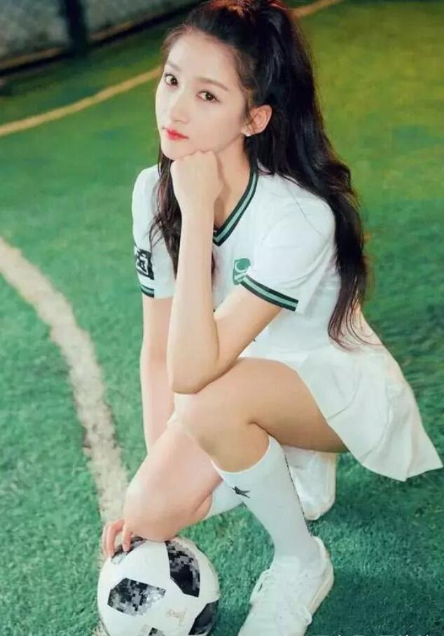 21岁关晓彤与32岁杨幂,杨幂和关晓彤同岁