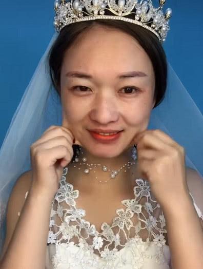 美女穿婚纱直播卸妆，先从脸上撕下一层皮，瞬间老了20岁
