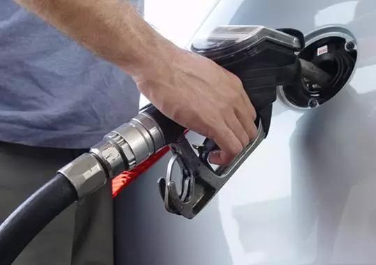 油箱打开为啥“回气”？加燃油宝有用吗？