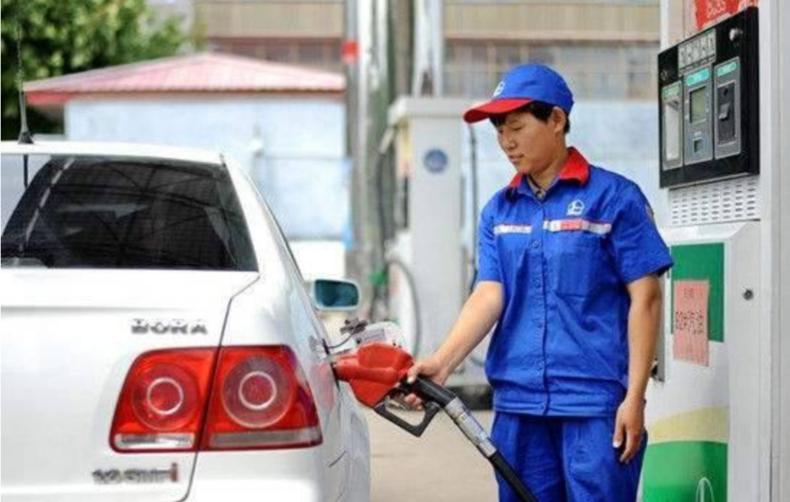 油箱打开为啥“回气”？加燃油宝有用吗？