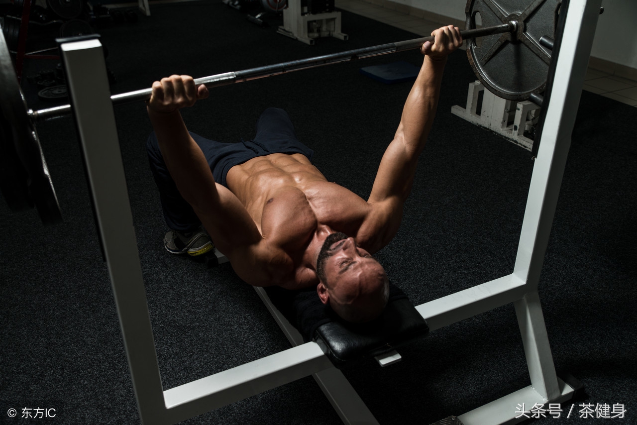 初学者怎么练习卧推,卧推快速提升技巧