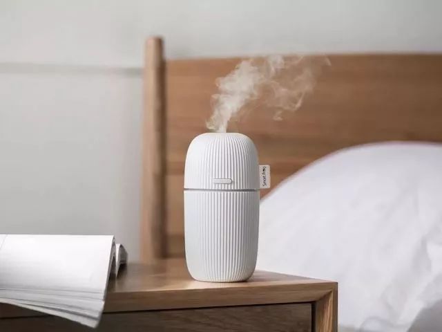 放在水杯里面的便携加湿器,可充电方便携带的加湿器
