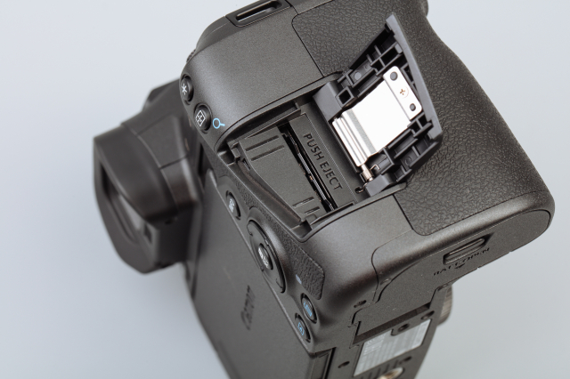 佳能专微电池续航好吗,佳能高感升级