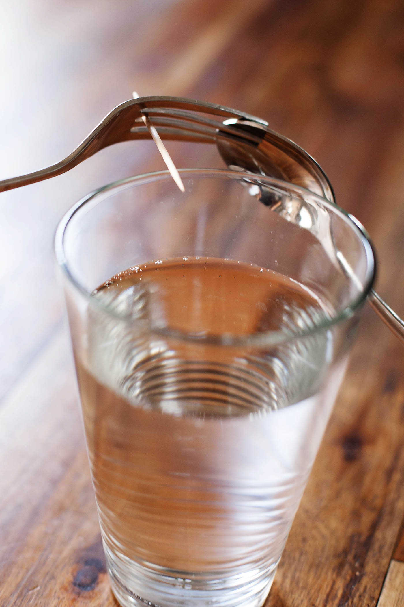 聚会上最简单的魔术表演,聚会魔术教学牙签