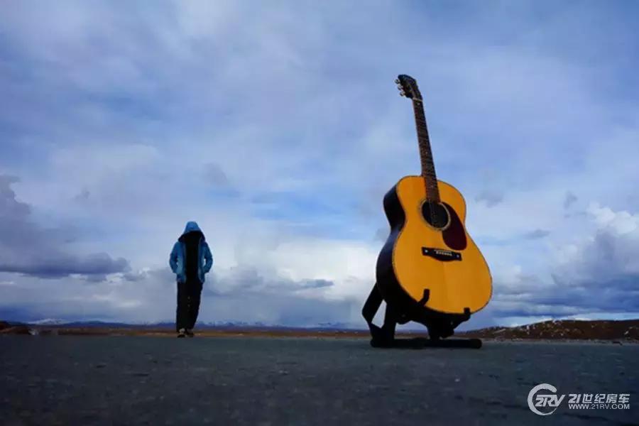 一把吉他一台车,一把吉他露营