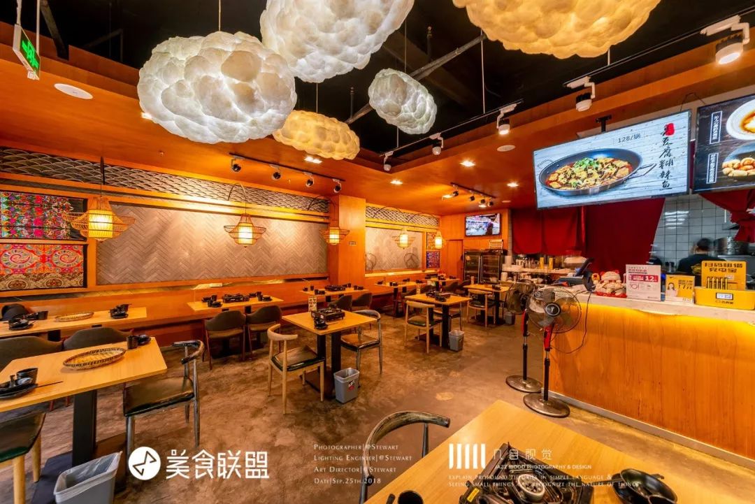 昆明南屏街90㎡小店，用60cm的一大锅装着比头大的“臭味”美食