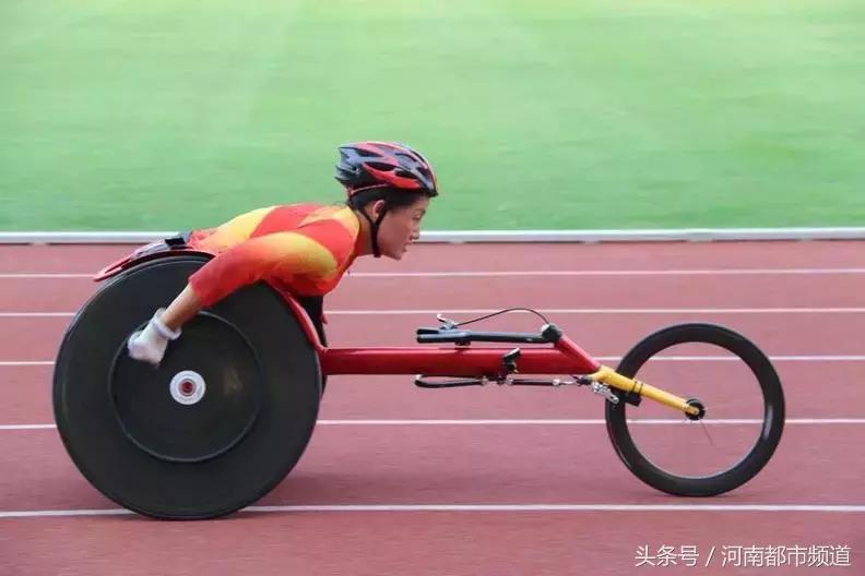 这场“无人关注”的盛会，他们手持*旗国**高喊“中国加油”！