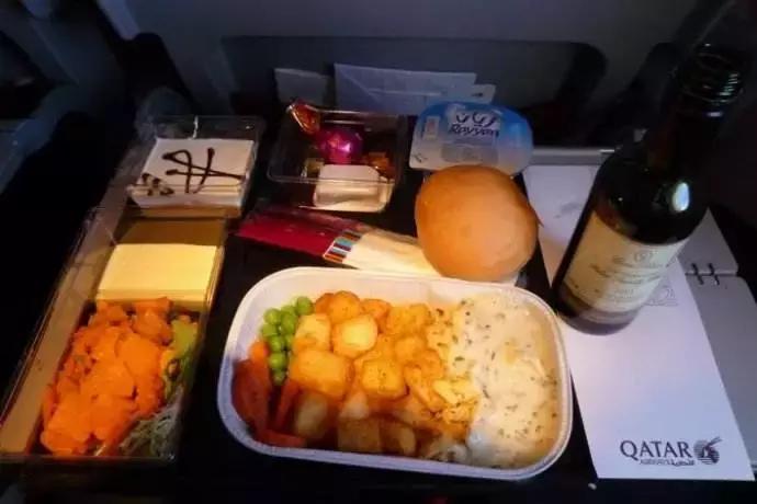 哪些航空经济舱有免费餐食,经济舱有什么免费的东西提供