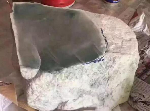 19万拿下翡翠原石切开整个满绿,翡翠原石切出天价翡翠
