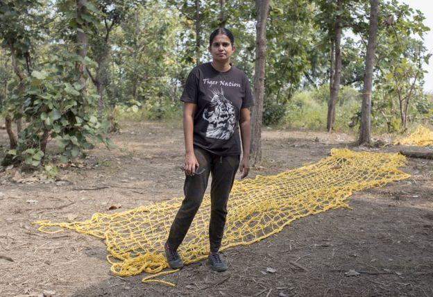 印度政府对她也没有办法了，想出用“古龙”香水来诱捕这只老虎