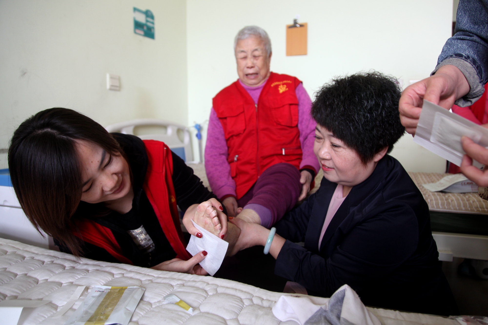 一份份爱心走进井陉福寿苑养老院，这个重阳老人不寂寞