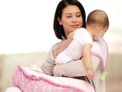 宝宝吃奶后经常吐奶是怎么回事,婴儿吃奶以后吐奶应该怎么办