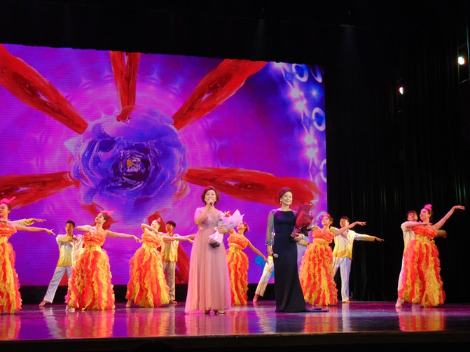 抱着个小孩,歌声还那么高亢,艺院老教授翁葵赢得满堂彩!