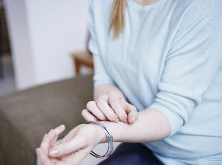 蛇床子金银花治疗湿疹,湿疹瘙痒用蛇床子怎么用