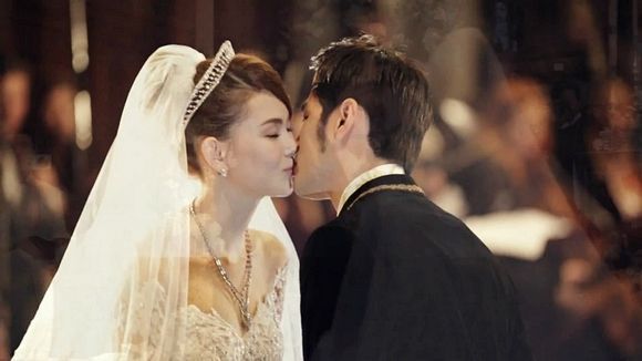 昆凌14岁处女秀视频曝光，原来她和鬼鬼一样，都是黑涩会MM一员