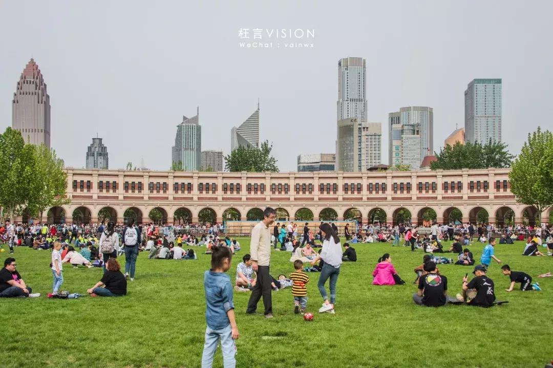 八十载体育圣地，新世纪民园广场