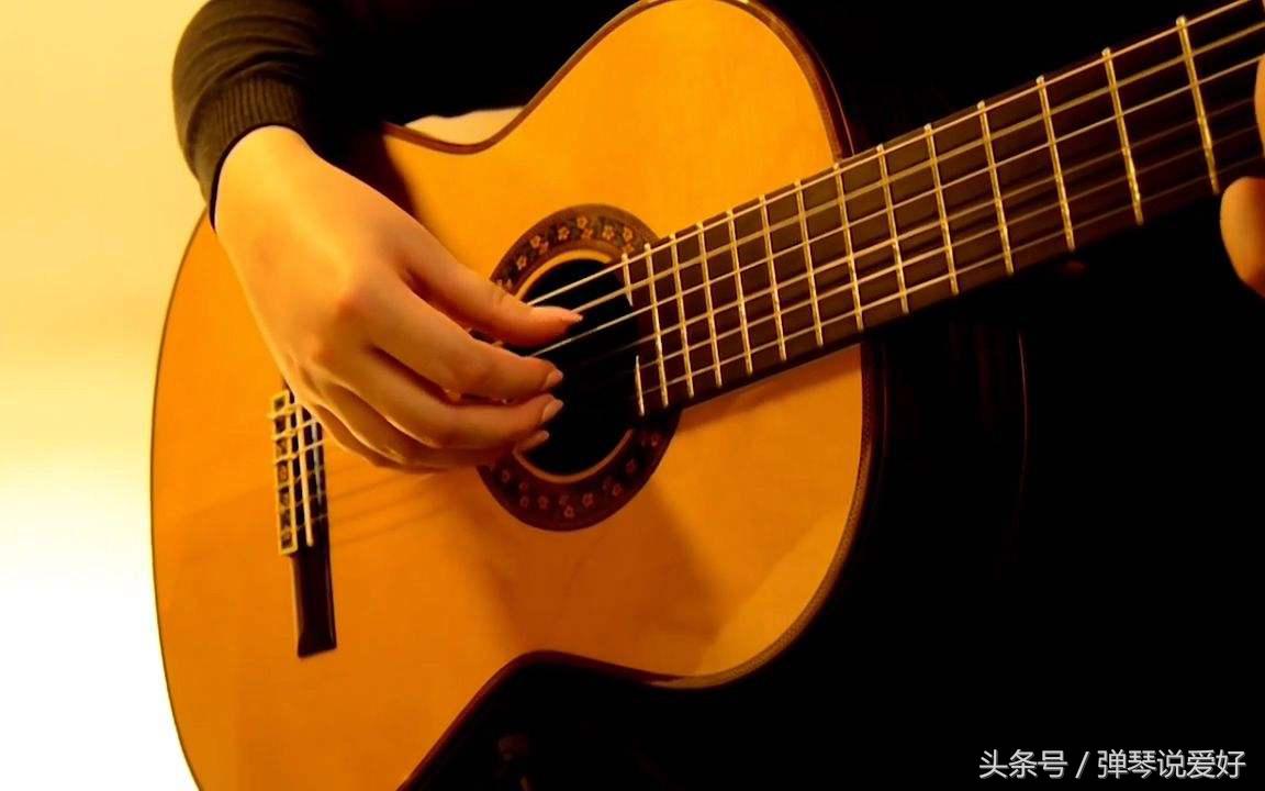 吉他初学者建议靠弦还是不靠弦,吉他5条弦初学入门者必学指法