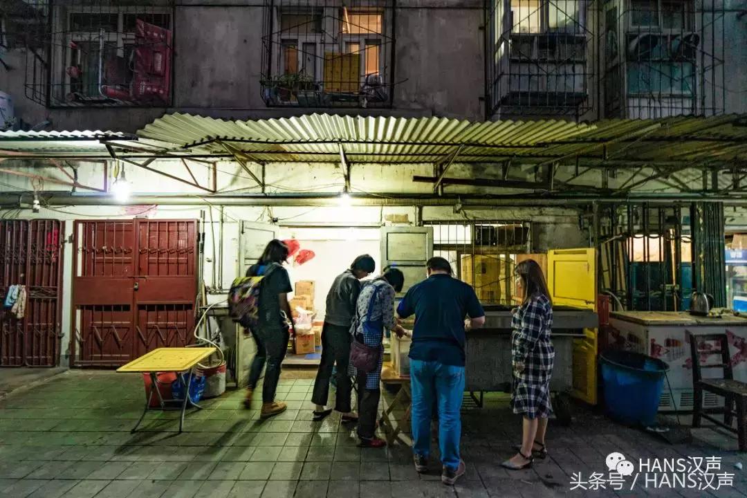 走，一起去武汉奇妙顶楼天台踢球蹦迪撸串