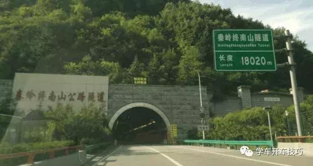 高速限速120时出现限速60怎么走,在高速上突然看到限速60怎么办