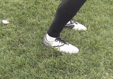 底线零角度射门教学,脚尖捅球踢得又高又远射门教学