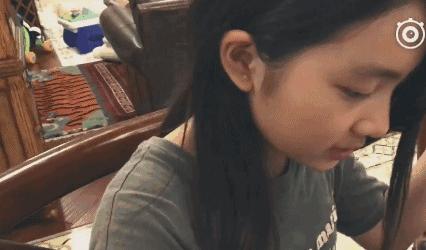 2岁宝宝拿妈妈口红乱涂,2岁女儿拿口红画画