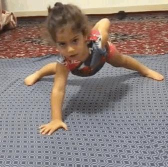 小孩双手握拳倒立俯卧撑,小孩倒立俯卧撑