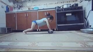 小孩倒立俯卧撑,倒立俯卧撑小学生练八块腹肌