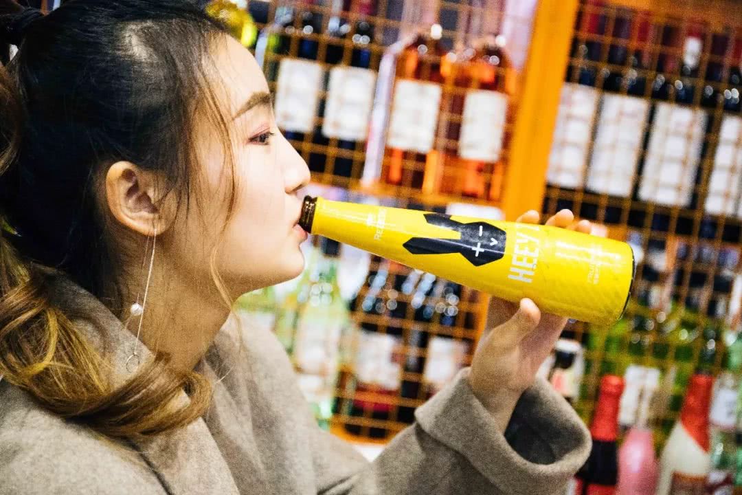 夜场界地震了！观音桥新开一家奇葩酒吧，整条街的风头都被它抢了