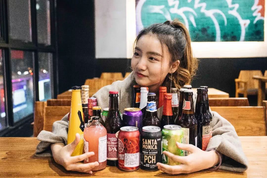 夜场界地震了！观音桥新开一家奇葩酒吧，整条街的风头都被它抢了