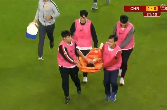 谁说国足不拼?上港大将当“肉盾”被担架抬下场,球迷一脸关切