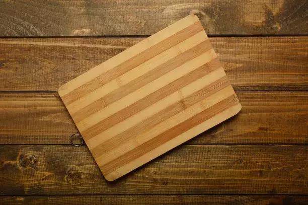 一块砧板上面有多少细菌,砧板杀菌小妙招