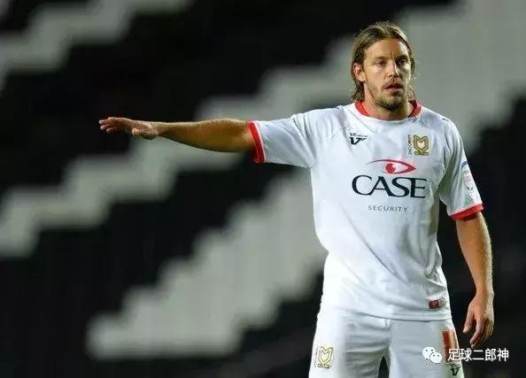 为曼联踢断腿的男人,为曼联付出一切的球员