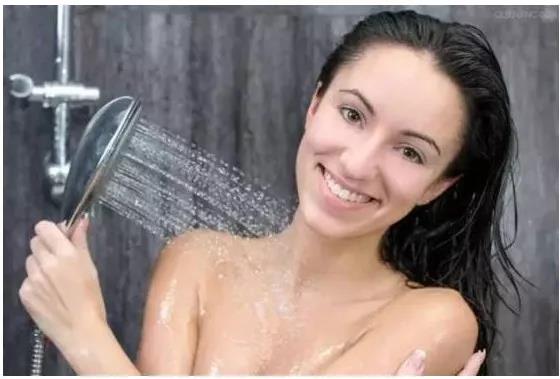 胸部如何保湿,胸部怎么补水保湿