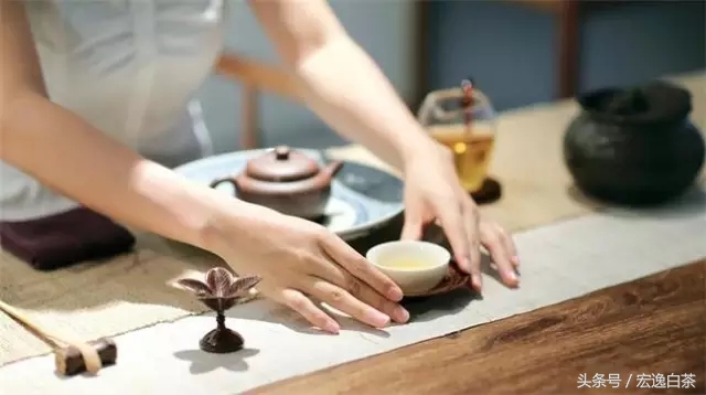 一杯茶可以看尽人间所有风景,我有一壶茶足以慰风尘