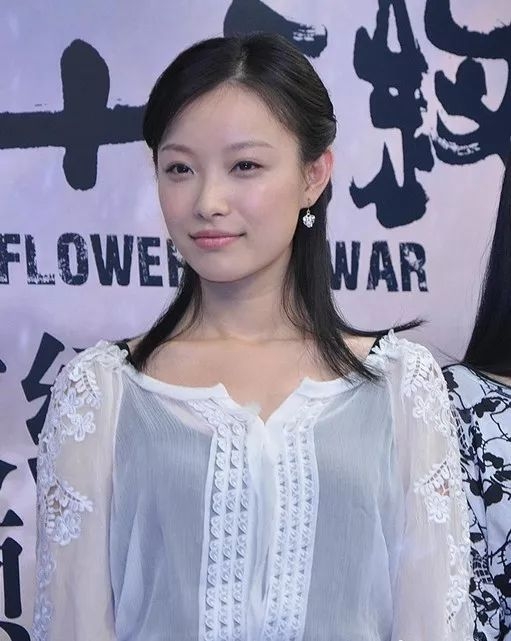 50岁女人脸大圆适合什么发型,脸大脖子短中年女士适合什么发型