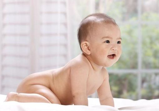 新生婴儿溢奶从鼻子里出来,新生婴儿溢奶吐奶的正确做法