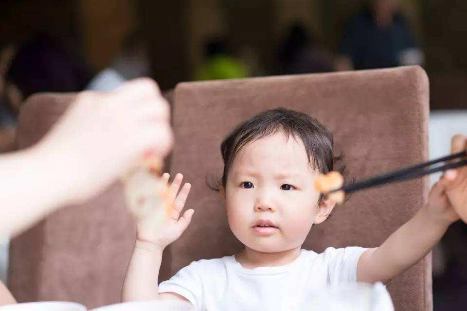 2岁孩子不爱吃饭可以饿着吗,2岁娃不爱吃饭