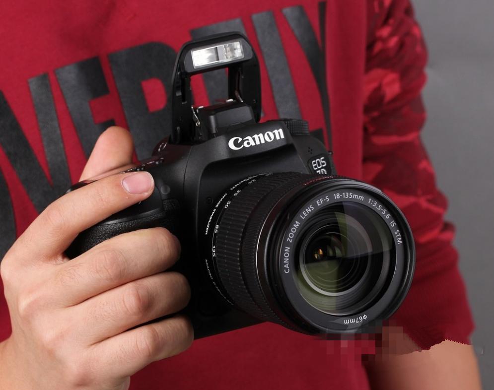 性价比最高的残画幅！机身仅8499元，连拍堪比专业全画幅