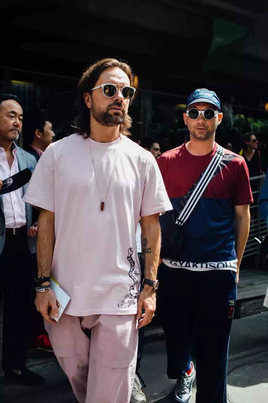 摆脱“全员恶人紫”和“原谅绿”,粉色才是最时尚的颜色