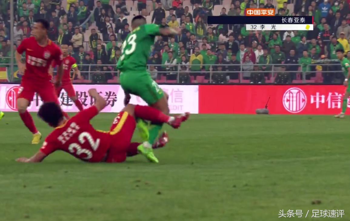 中超再现1凶狠犯规：外援被铲翻在地，国安众将讨要说法！