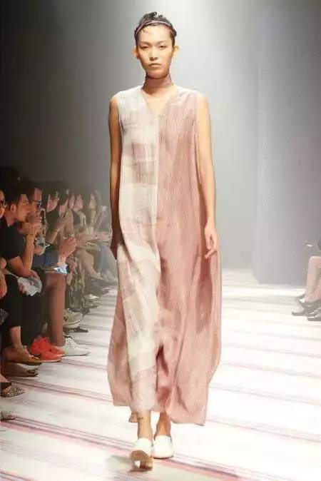 棉麻布料适合做什么款式的衣服,最时尚面料柔软的衣服