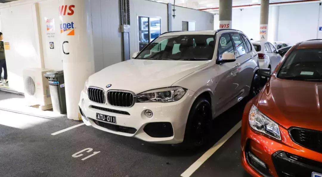 用这台3.0T的大宝马，来感受这座到处充斥着慢节奏的年轻城市