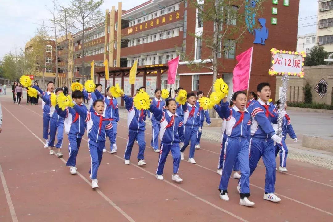 运动会接力赛淮滨小学,运动场上彩旗飘你追我赶逞英豪