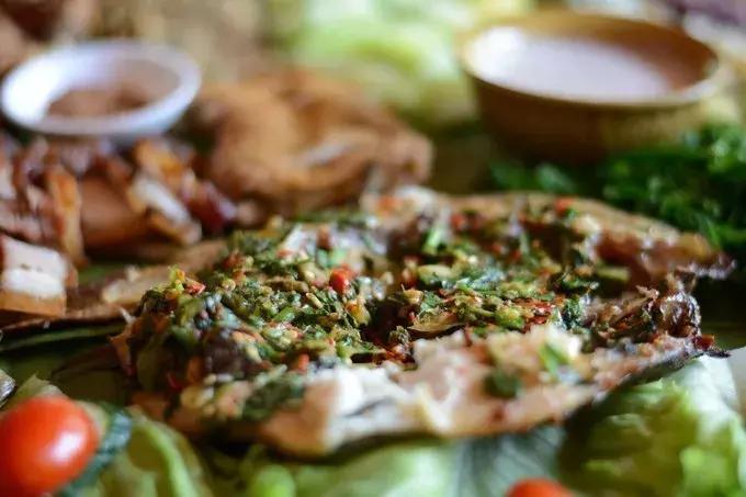 酸汤辣子蘸出来的美味，吃一口就丢魂！这座小城屡被综艺点名