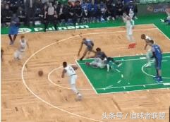 欧文倒地被球员硬抢球权伤感剪辑,欧文倒地抢篮板